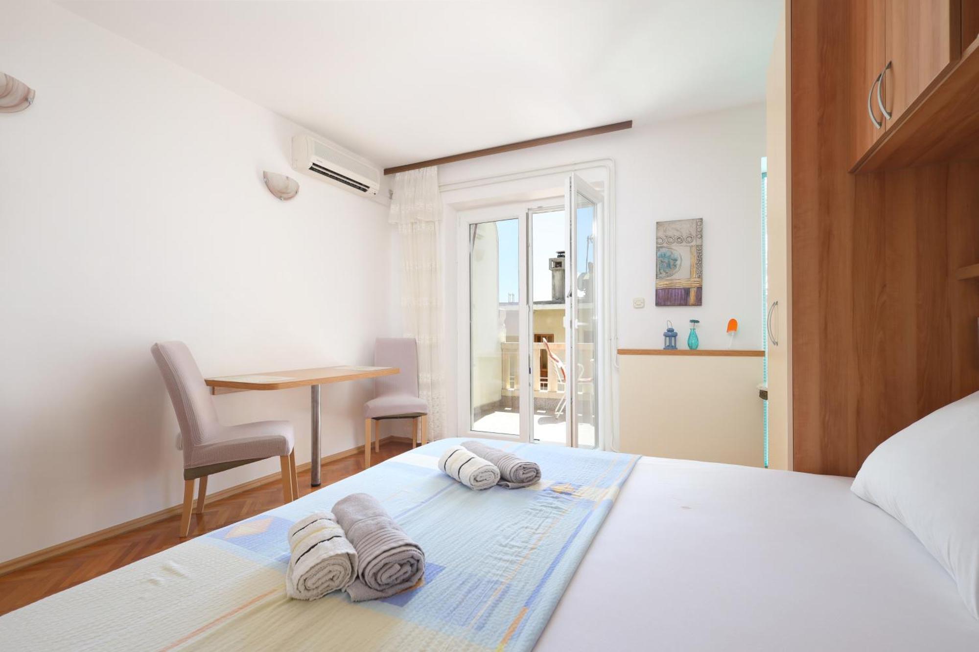 Apartments By The Sea Brela, Makarska - 18356 Bilik gambar
