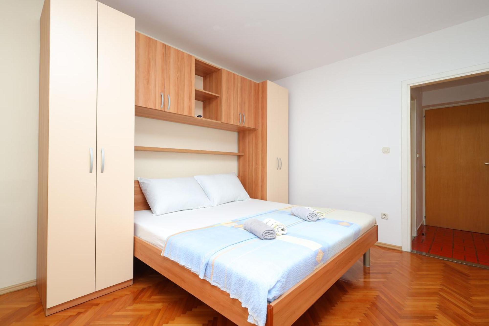 Apartments By The Sea Brela, Makarska - 18356 Bilik gambar