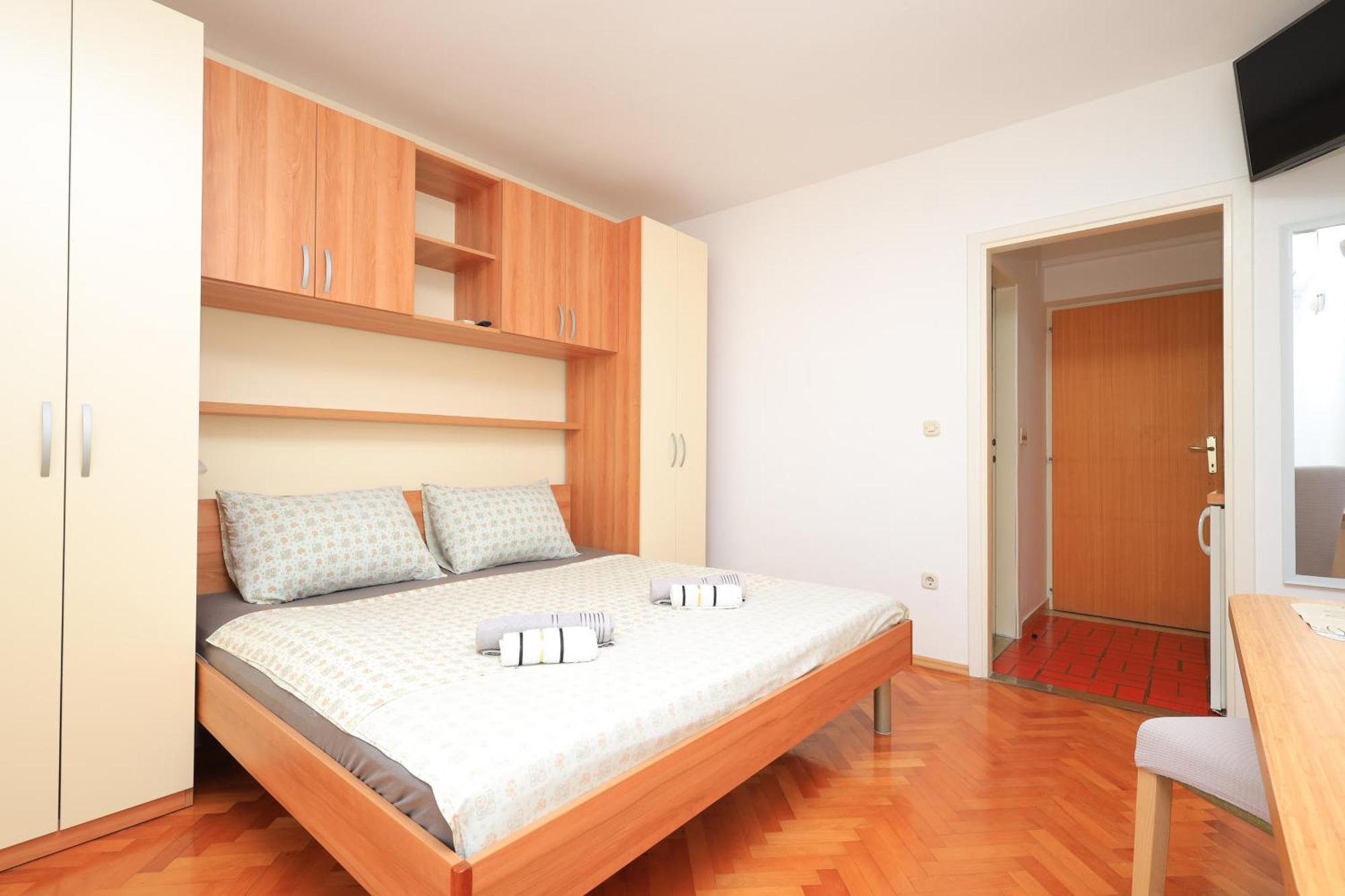 Apartments By The Sea Brela, Makarska - 18356 Bilik gambar