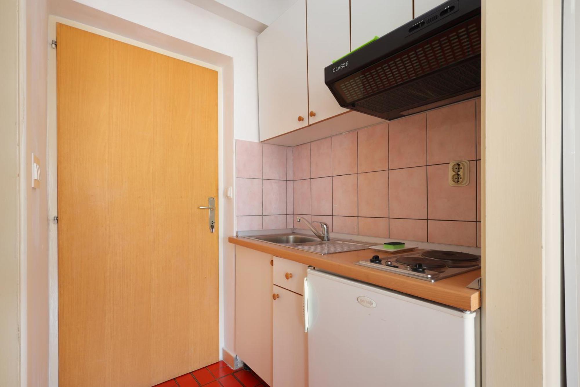 Apartments By The Sea Brela, Makarska - 18356 Bilik gambar