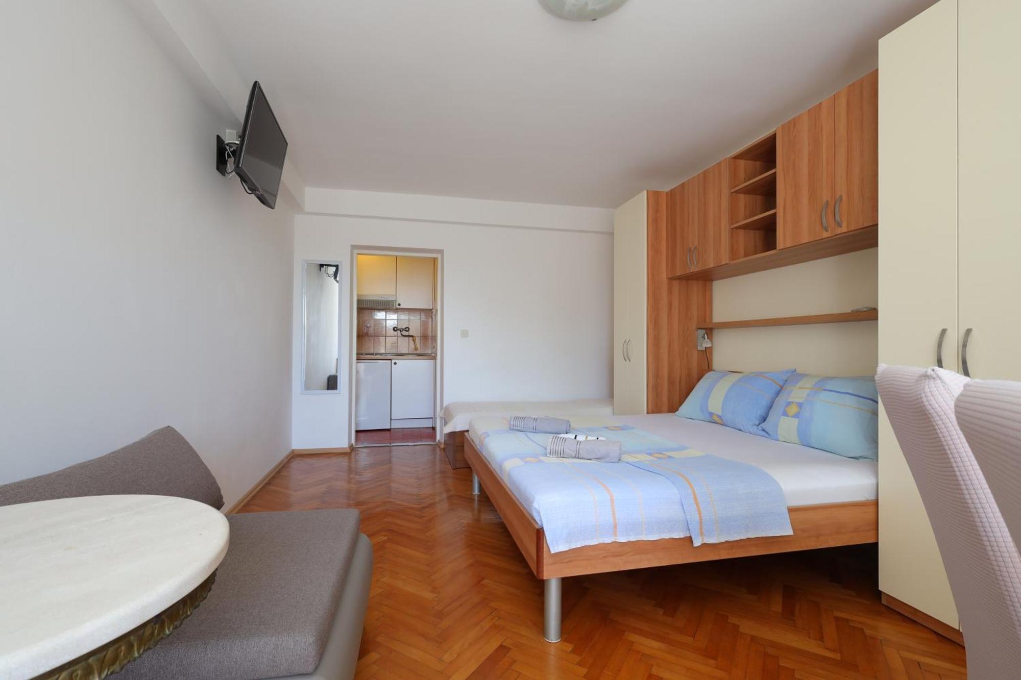 Apartments By The Sea Brela, Makarska - 18356 Bilik gambar