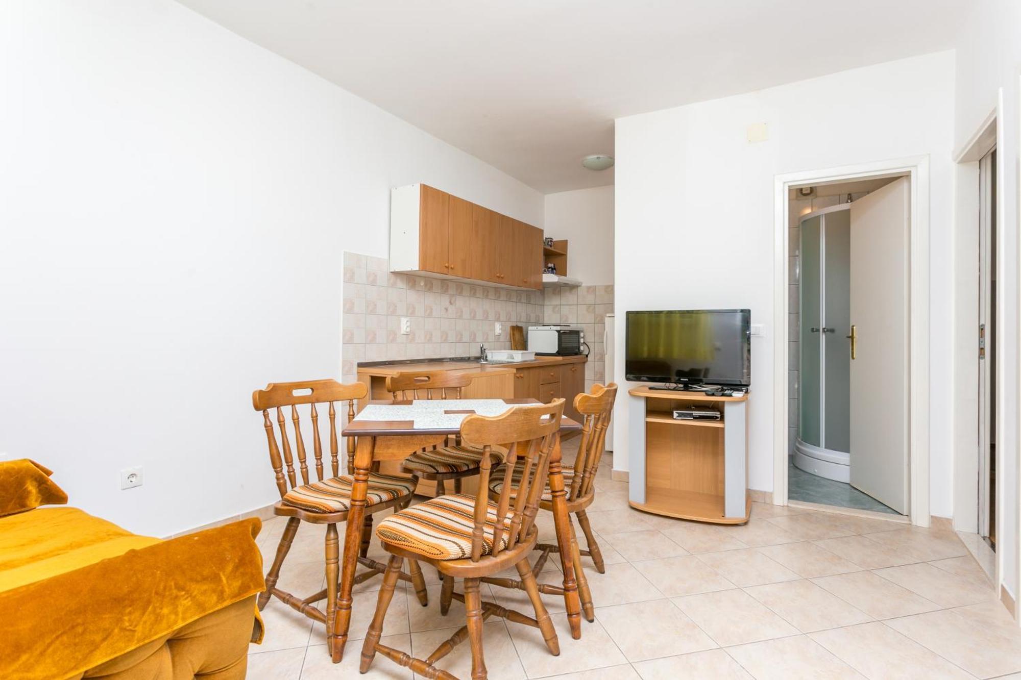 Apartments By The Sea Brela, Makarska - 18356 Bilik gambar