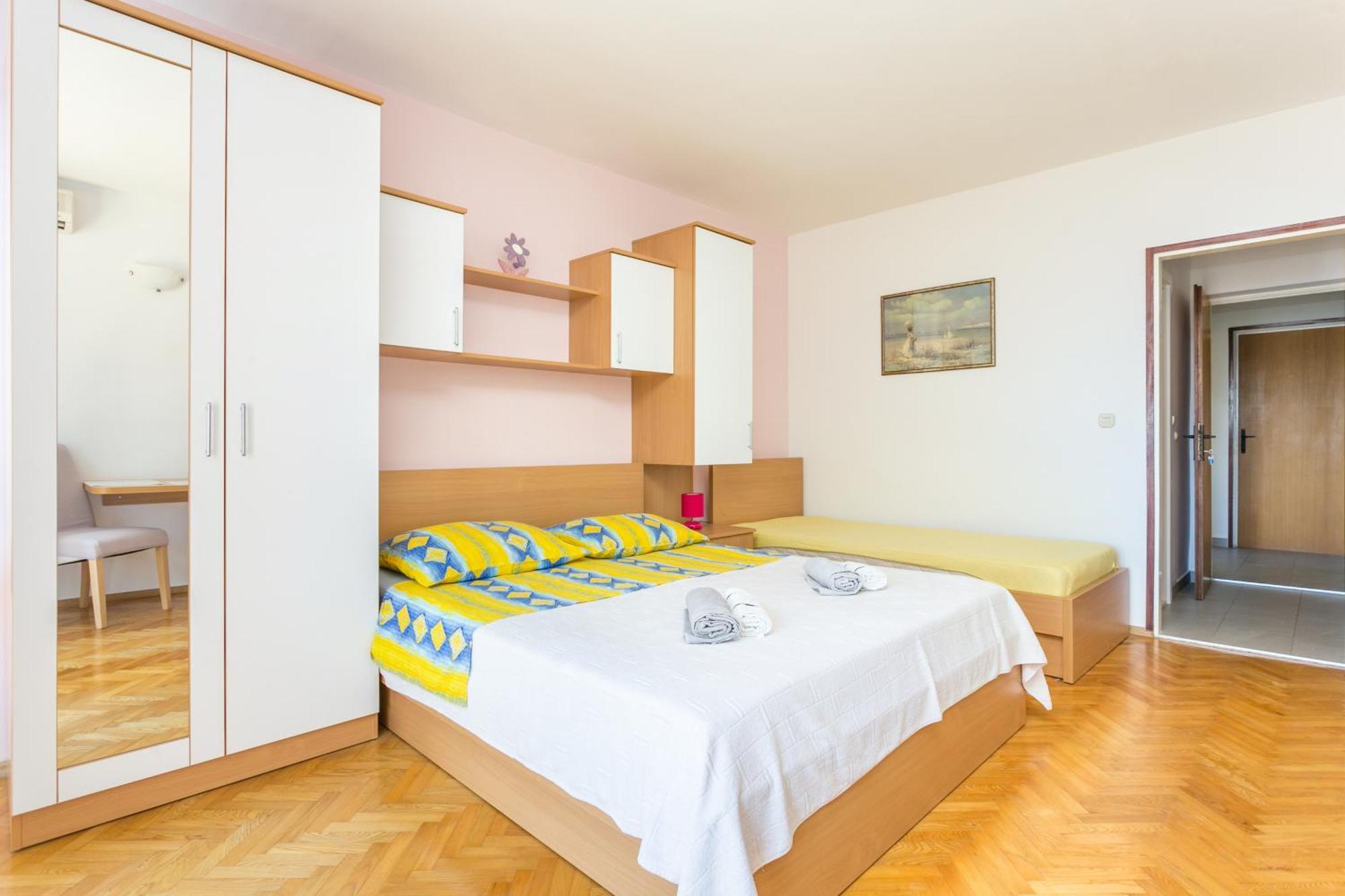 Apartments By The Sea Brela, Makarska - 18356 Bilik gambar