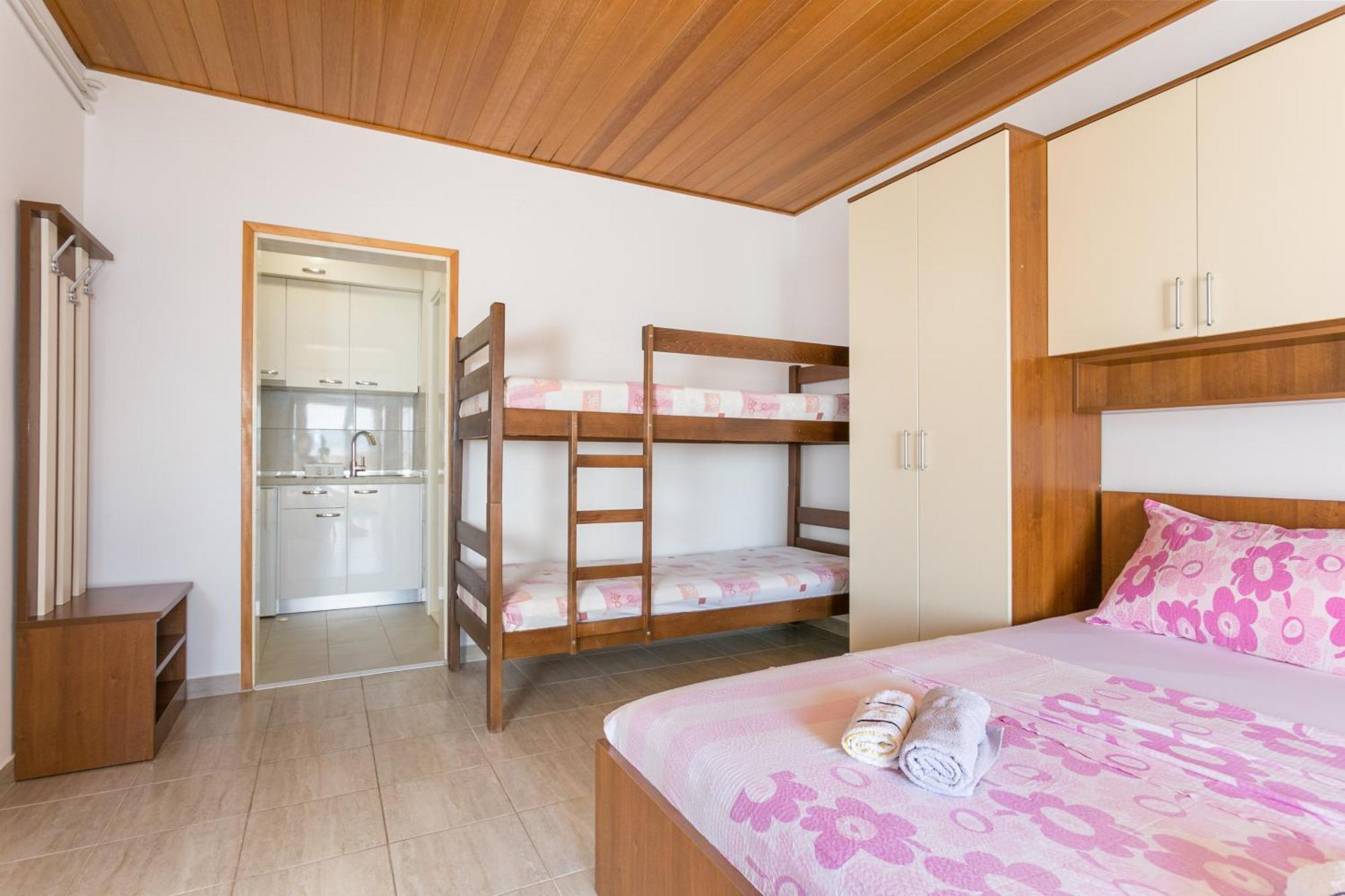 Apartments By The Sea Brela, Makarska - 18356 Bilik gambar