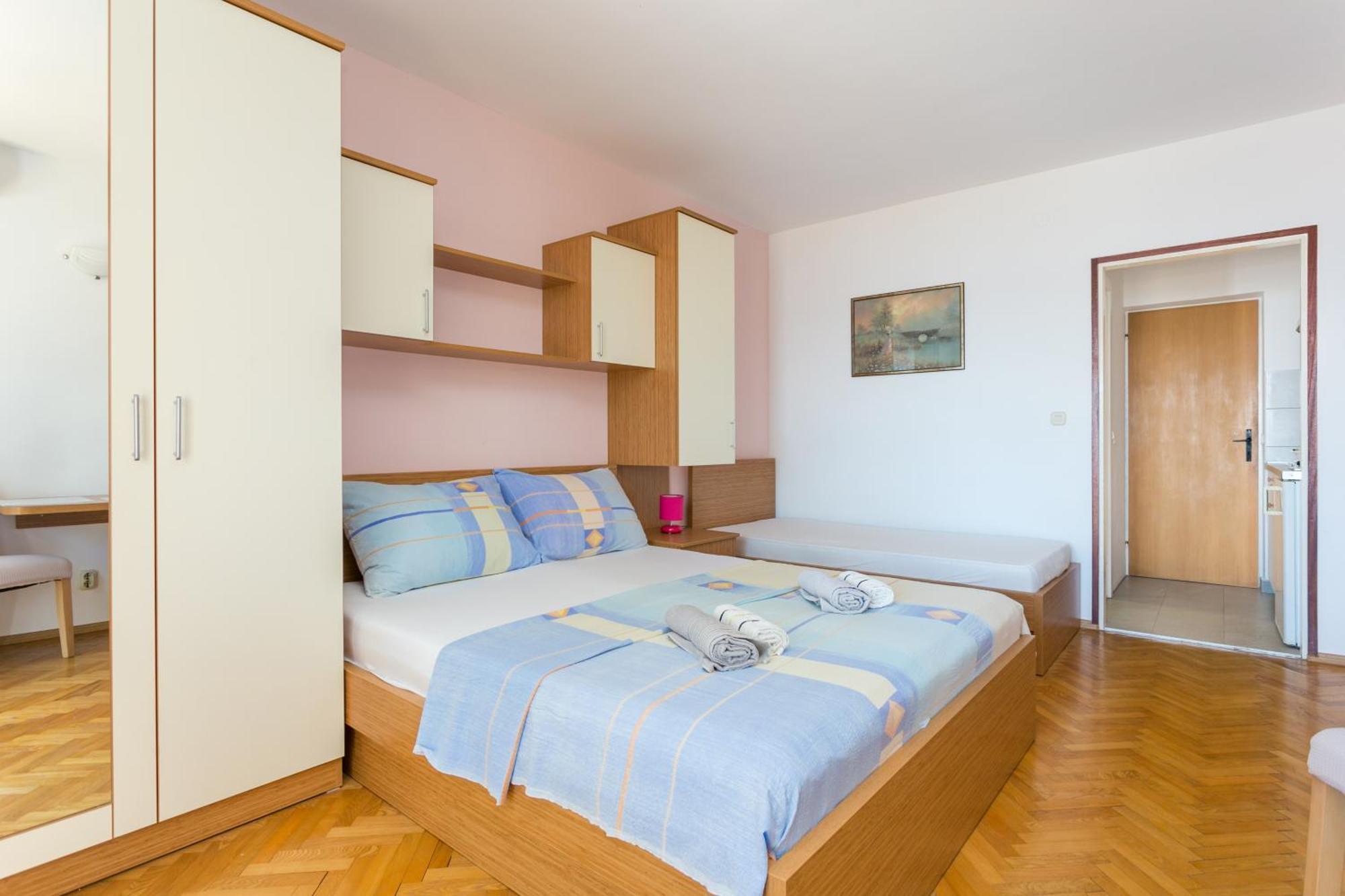 Apartments By The Sea Brela, Makarska - 18356 Bilik gambar