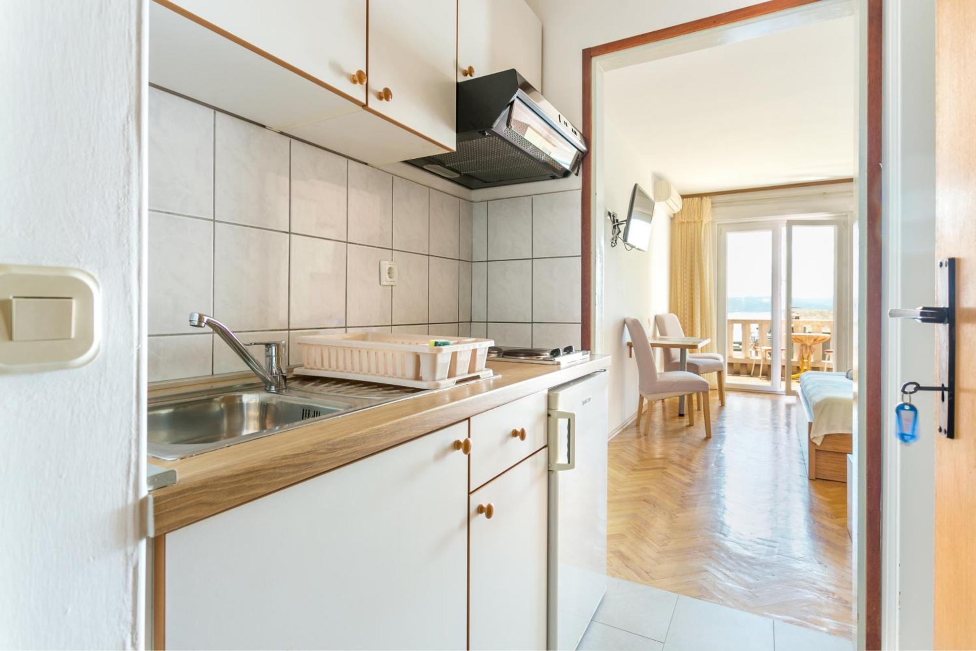 Apartments By The Sea Brela, Makarska - 18356 Bilik gambar